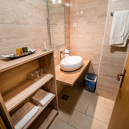 At Trimcek Хостел